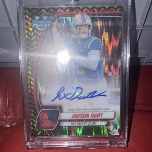 2024 Bowman U Chrome - Jaxson Dart - Nero e Oro Stealth Ref. Autografo/24 - Foto 1 di 6