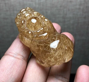 Natürlicher Rutilquarz Kristall handgeschnitzt PiXiu 貔貅 Schnitzkristall 65,2g - Bild 1 von 8