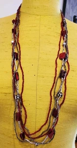 COLLAR DE CUENTAS MULTIHILO DE 35" DE COLECCIÓN, CUENTAS ROJAS CONCHA/GRIS METAL - Imagen 1 de 5