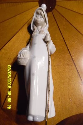 Lladro #4678 Figurine "Girl With Flower Basket", Retired & Rare!  Stunning!!! - Image 1 of 4