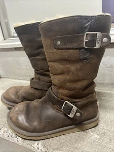 Botas de moto UGG Kensington 5678 de cuero marrón forradas de piel de oveja con hebilla para mujer talla 7 - Imagen 1 de 14