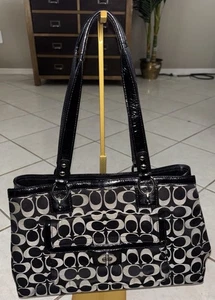 Coach Penelope Signature Satin schwarz/weiß SCHULTERTASCHE EUC #19043 Y2K Drehverschluss - Bild 1 von 11