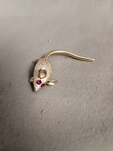 Vintage Maus Nager Slinky Tail Brosche Anstecknadel goldfarben rote Steinaugen Pin selten - Bild 1 von 4