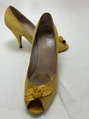 Bruno Magli Vintage Años 80 Peep Toe Bomba Gamuza Tacones Altos Talla 9 Rockabilly Amarillo Foto 1 de 4