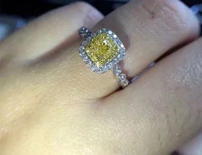 Anillo de compromiso de diamantes citrinos simulados de corte cojín de 2 quilates enchapado en oro blanco de 14 k Foto 1 de 3