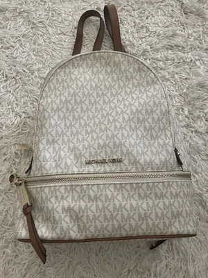 Mochila de lona Michael Kors Rhea Signature Logo color tostado vainilla herrajes dorados Foto 1 de 4