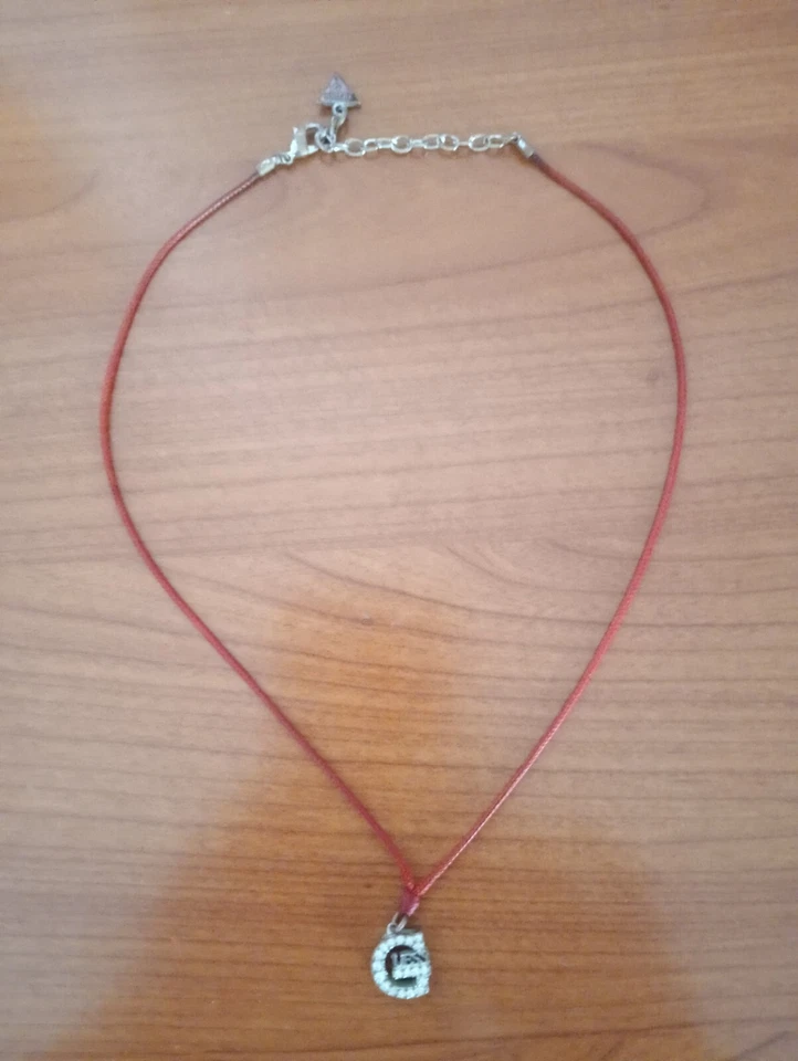 Guess collier . Ciondolo in acciaio con logo e  girocollo in corda color bordo r - Immagine 1 di 2