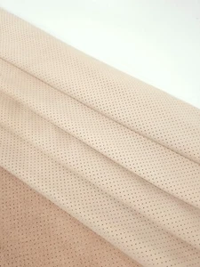 Cuero suave perforado con patrón rosa Whisper - Imagen 1 de 3