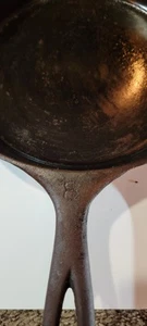 Griswold 704F Cast Iron Skillet #8 Slant Logo Heat Ring Dual Spout - Picture 1 of 4