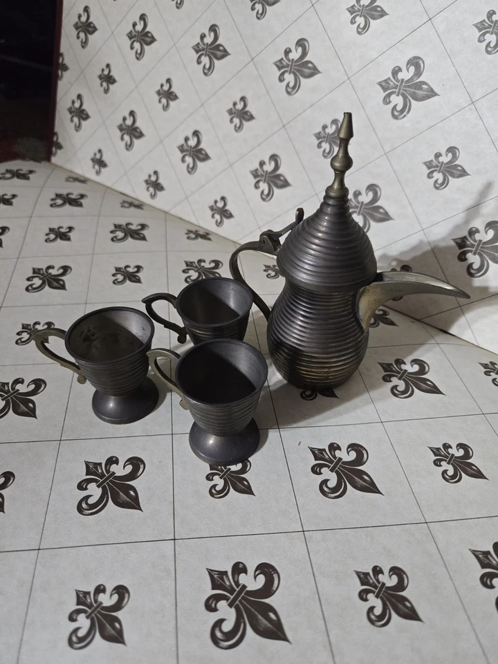 Dallah estilo Oriente Medio con tres tazas a juego (latón) Foto 1 de 4