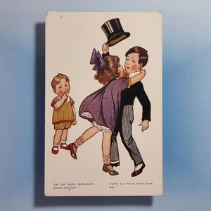 Kinder Comic Postkarte um 1920 Mädchen grüßt Toff Junge Zylinder Unterhose Kuss - Bild 1 von 2