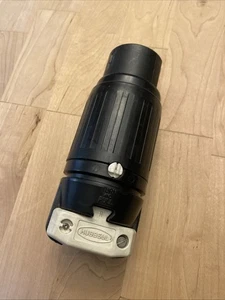 Conector Hubbell HBL3764C Twist-Lock 50 Amp 3 polos 4 cables 600VAC - Imagen 1 de 2