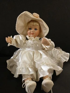 Anco 1994 musikalische bewegliche Puppe 7" HT weißes Kleid spielt irgendwo über dem Regenbogen - Bild 1 von 8