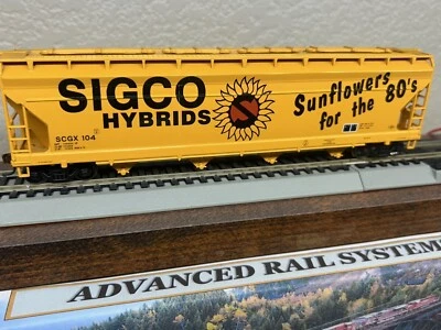SIGCO SUNFLOWER HYBRIDS - ACF CENTERFLOW COVERED HOPPER CAR -HO SCALE - RTR NEW - Image 1 of 4
