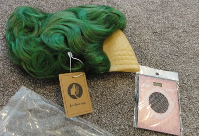NUEVA PELUCA CORTA ONDULADA VERDE ADULTO CON FRENTE GRANDE Y GORRA DE PELUCA – TALLA ÚNICA Foto 1 de 4