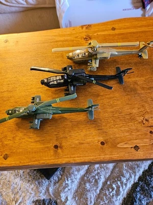 JUEGO DE 3 HELOCÓPTEROS FUNDIDOS A PRESIÓN DE METAL CAMUFLAJE MILITAR EE. UU. Nuevos Nunca Usados MIRAR Foto 1 de 3