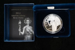 2016 US Mint American Liberty Silver Medal Proof in Box with COA! - Picture 1 of 3