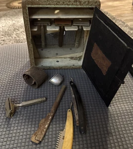 Antiguo espejo de afeitar colgante de pared con varias maquinillas de afeitar - Imagen 1 de 23