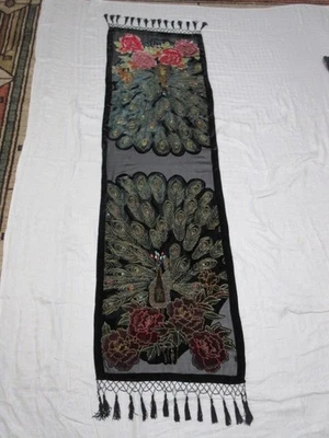 Aris A. Bufanda Burnout de lentejuelas con cuentas de pavo real y mezcla de terciopelo negro y seda con flecos Foto 1 de 4