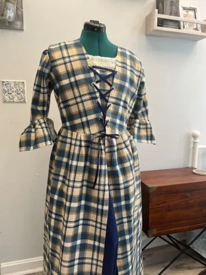 Colonial 18th century Williamsburg polonaise gown, skirt and 2 stomachers - Image 1 of 3