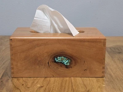 Cubierta de caja de pañuelos de cerezo de madera hecha a mano con incrustación de astillas de turquesa cola de paloma Foto 1 de 4