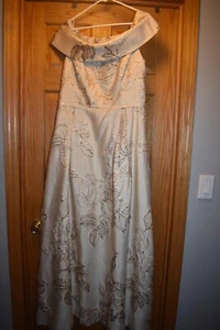 Teri Jon by Rickie Freeman Gold Metallic Elfenbein Kleid Größe 14 EUC Schulterfrei - Bild 1 von 9
