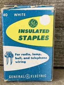 VINTAGE ALLGEMEINE ELEKTRISCHE ISOLIERTE KLAMMERN WEISSE WERBEBOX - VOLL - Bild 1 von 4