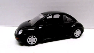 Coche fundido a presión Maisto Volkswagen Beetle escala 1/37 negro - Imagen 1 de 10