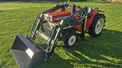 Kleintraktor Kubota mit Frontlader mit Schwimmstellung  - Bild 1 von 4
