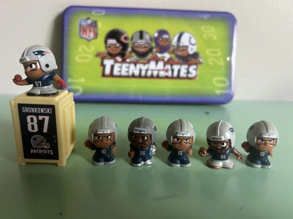 NFL Football Teenymates - New England Patriots Lote de 6 figuras y 1 armario Foto 1 de 1