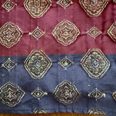 Falda de Cama Croscill Queen Arabella Boho Borgoña Roja Bordada Oro Polvo Volantes Foto 1 de 4