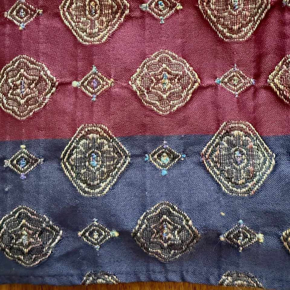 Falda de Cama Croscill Queen Arabella Boho Borgoña Roja Bordada Oro Polvo Volantes Foto 1 de 4