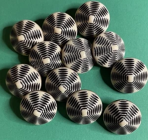 (12) NEU 11/16" DEKORATIV BRAUN CREME KUNSTSTOFF SCHAFT NEUHEIT KNÖPFE-H1 - Bild 1 von 2