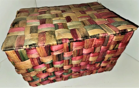Vintage tightly-woven multi-color wicker basket with top - size 12 3/4" x 10" Cover