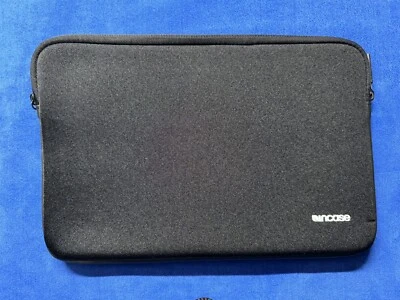 Funda de neopreno Incase Designs - Notebook 12” negra para Apple MacBook Air (12”) Foto 1 de 2