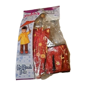 18" Puppenkleidung 2003 Regenschirm & Gummiregenstiefel rot mit weißen Blumen Neu in Verpackung - Bild 1 von 7
