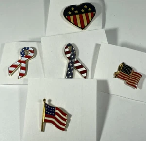 5er Set Patriotische USA Flagge Band Herz Anstecknadeln Pinback Vintage - Bild 1 von 2