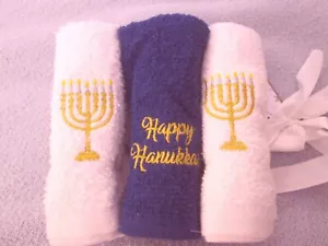 Hanukkah Set di 6 Vestiti da Lavaggio (4 Menorah) (2 Happy Hanukkah) Nuovi - Foto 1 di 2
