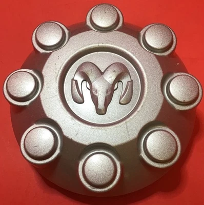 Um usado Dodge Ram 2500 3500 prata OEM WheelCenterCap 0XY18PAKAB 52121450AD 2298 - Imagem 1 de 4