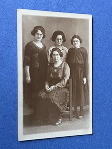 1909 RPPC PHOTO EGGERS FAMILY STUDIO 4 WOMEN WITH ID NAMES ON BACK !! - Picture 1 of 2
