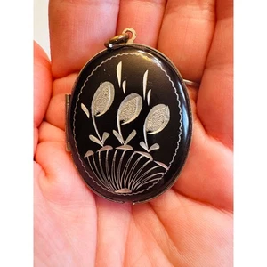 Vintage Eloxal Aluminium Silber & Schwarz Stilisierte Blumen Medaillon Anhänger  - Bild 1 von 5