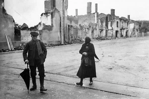 WW2 - Oradour-sur-Glane - Rescapés dans les ruines - Picture 1 of 1