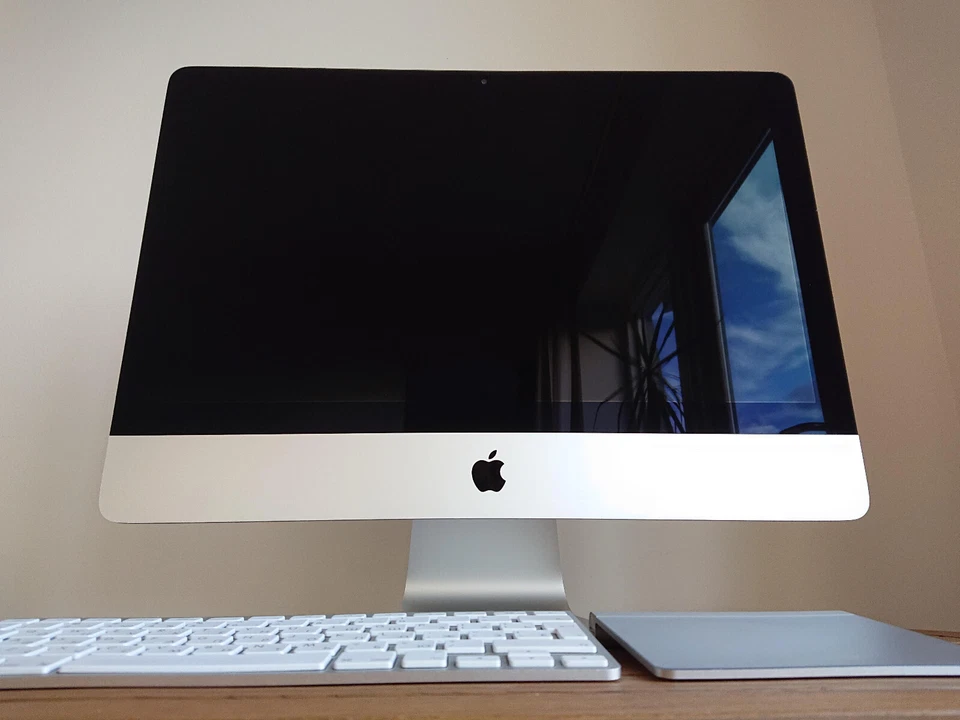 Apple iMac (21.5-inch, Late 2013) - Image 1 of 4