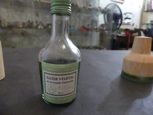 VINTAGE PETITE BOUTEILLE GRANDE CHARTREUSE VERTE VOIRON + COFFRET BOIS - Picture 1 of 4
