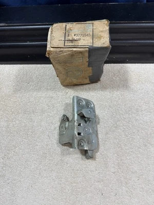 ~1~NOS~OEM~ 1952 53 54-56 CAMIÓN CHEVY/GMC MONTAJE DE PESTILLO DE PUERTA LATERAL DERECHA ~ Foto 1 de 4