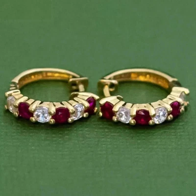 Pendientes de aro Huggie de rubí rojo creados en laboratorio de corte redondo de 2 quilates enchapados en oro amarillo de 14 quilates Foto 1 de 3