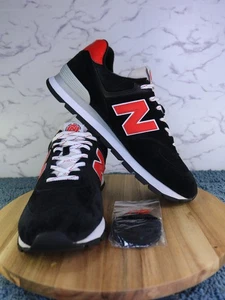 Zapatillas bajas New Balance 574 resistentes negras rojas grises blancas ML574DSG para hombre talla 14D - Imagen 1 de 24