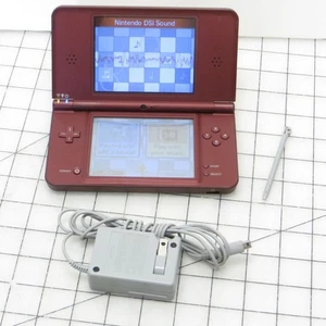 Nintendo DSi XL Sistema di videogiochi portatile - colore bordeaux - Foto 1 di 8
