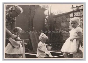 3 kleine Mädchen in weißen Sommerkleidchen spielen im Sandkasten - Altes Foto - Bild 1 von 2