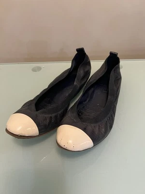 Sapatilhas de balé Chanel azul marinho e off white tamanho 39,5 EUA 9 - Imagem 1 de 4